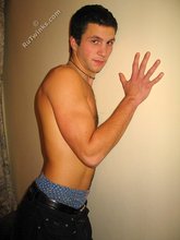 Muscular twink shows his gorgeous body on camera