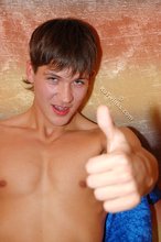 Dark-haired dude blows a thick load all over his belly