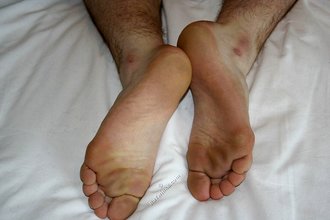 Dirty feet twink lifting weights and showing cock
