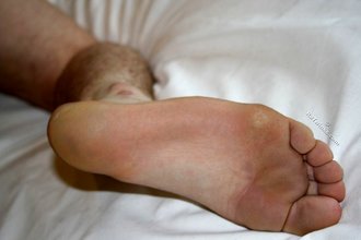 Dirty feet twink lifting weights and showing cock