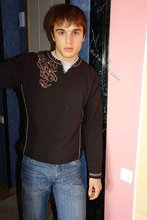 Messy hairdo twink shows off his sexy abs on cam