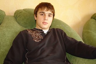 Messy hairdo twink shows off his sexy abs on cam