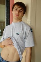 Messy hairdo twink shows off his sexy abs on cam