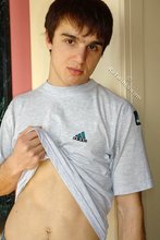 Messy hairdo twink shows off his sexy abs on cam