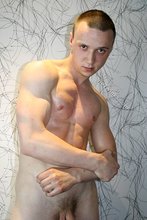 Oily body twink lifting weights and looking sexy