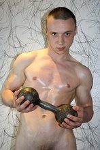 Oily body twink lifting weights and looking sexy