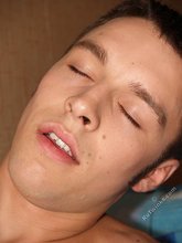 Tanned stud blows his load all over himself
