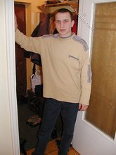 Lovely-looking twink lifts up his shirt to expose that bod