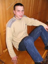 Lovely-looking twink lifts up his shirt to expose that bod
