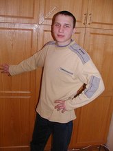 Lovely-looking twink lifts up his shirt to expose that bod