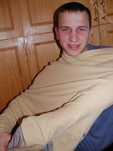 Lovely-looking twink lifts up his shirt to expose that bod