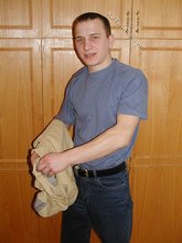 Lovely-looking twink lifts up his shirt to expose that bod