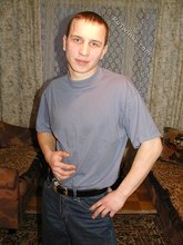 Lovely-looking twink lifts up his shirt to expose that bod