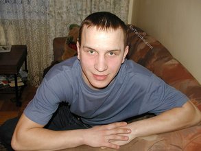 Lovely-looking twink lifts up his shirt to expose that bod