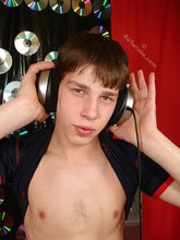 Dark-haired hottie shows off his gorgeous body