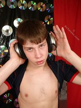 Dark-haired hottie shows off his gorgeous body