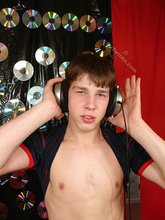 Dark-haired hottie shows off his gorgeous body