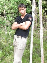 Black t-shirt twink shows his jacked-up body outdoors