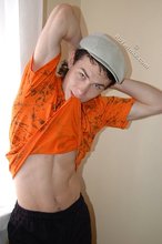 Gangsta twink showing his armpits and abs on cam