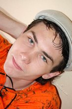 Gangsta twink showing his armpits and abs on cam