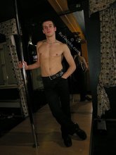 Jacked-up twink posing with his abs exposed, enjoy
