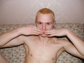 Blond-haired beauty and his delicious armpits (close-ups)