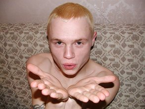 Blond-haired beauty and his delicious armpits (close-ups)