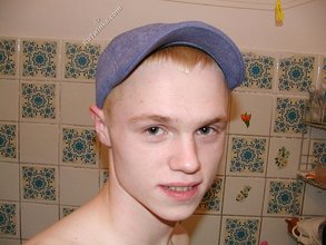Blond-haired beauty and his delicious armpits (close-ups)