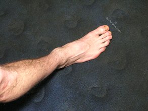 Jacked-up stud pumping iron and showing his sexy feet