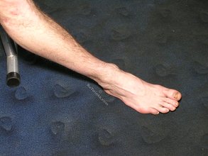 Jacked-up stud pumping iron and showing his sexy feet