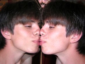 Pretty boy twink makes out with his own reflection