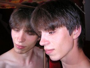 Pretty boy twink makes out with his own reflection