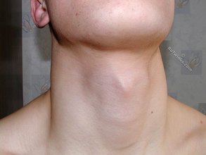 Muscular twink with a hot bod showing off on cam