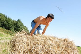 Horny-looking country boy shows his shirtless bod