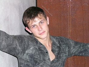 Twink pops his shirt open to expose his sexy abs
