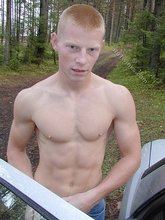 Jacked-up twink doing pull-ups and posing seductively