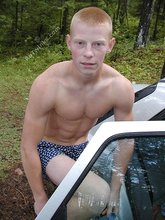Jacked-up twink doing pull-ups and posing seductively