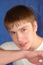 Beautiful body twink flashing his abs on camera