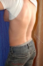 Beautiful body twink flashing his abs on camera