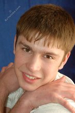 Beautiful body twink flashing his abs on camera
