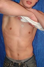 Beautiful body twink flashing his abs on camera