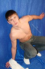 Muscular twink with a beautiful bod shows off on cam