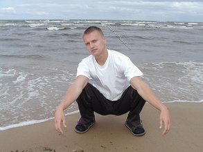 Jacked-up blonde twink doing push-ups outdoors