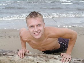 Jacked-up blonde twink doing push-ups outdoors