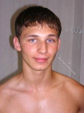 Muscly stud doing push-ups, working hard on cam