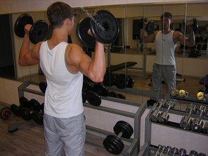 Muscly stud doing push-ups, working hard on cam