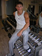 Muscly stud doing push-ups, working hard on cam