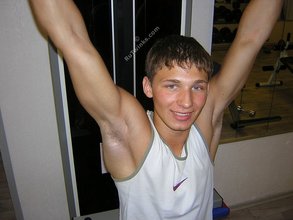 Muscly stud doing push-ups, working hard on cam