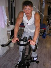 Muscly stud doing push-ups, working hard on cam