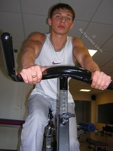 Muscly stud doing push-ups, working hard on cam